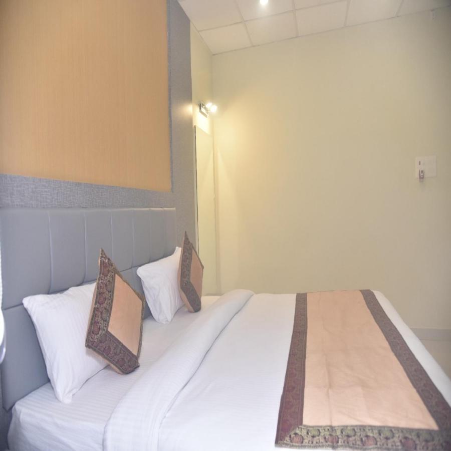 Hotel Tridev Grand Varanasi Esterno foto