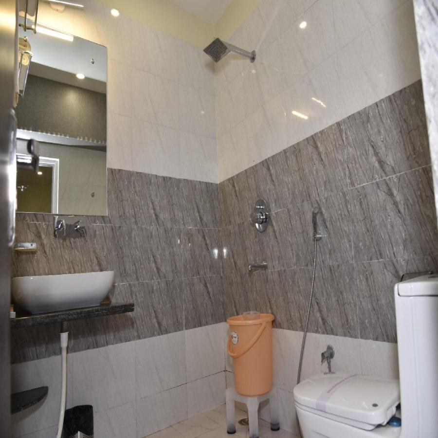 Hotel Tridev Grand Varanasi Esterno foto